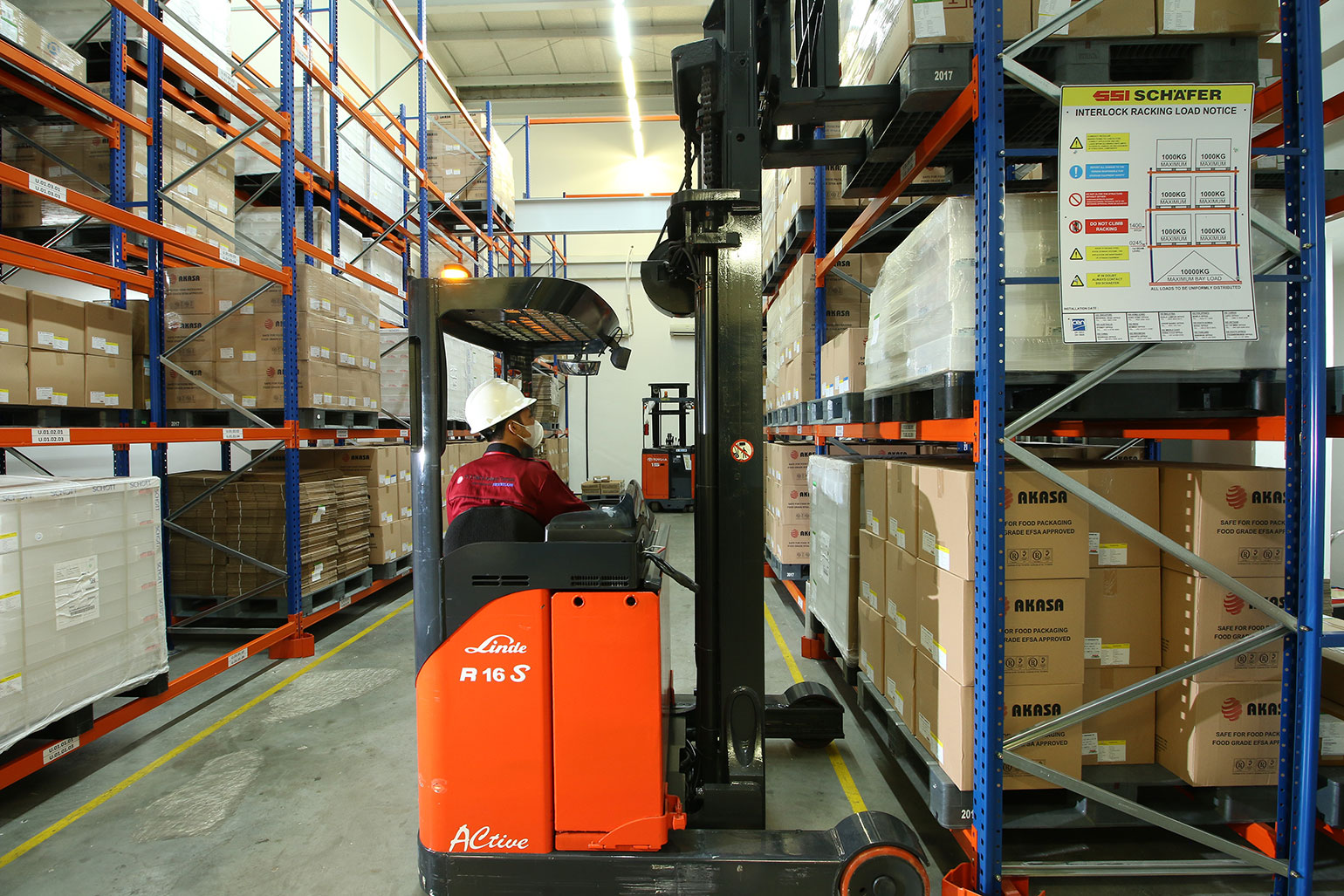 forklift-warehouse